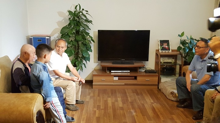 云南省总工会主席张百如到云南凯时娱乐人生就是博集团难题职工家里送温暖