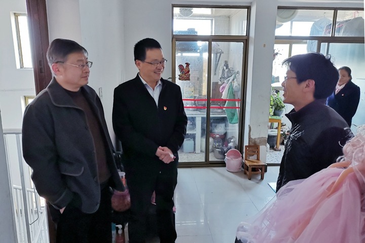 迎新春送温暖 集团党委委员、副总司理张镭一行到曲煤焦化公司慰问难题职工