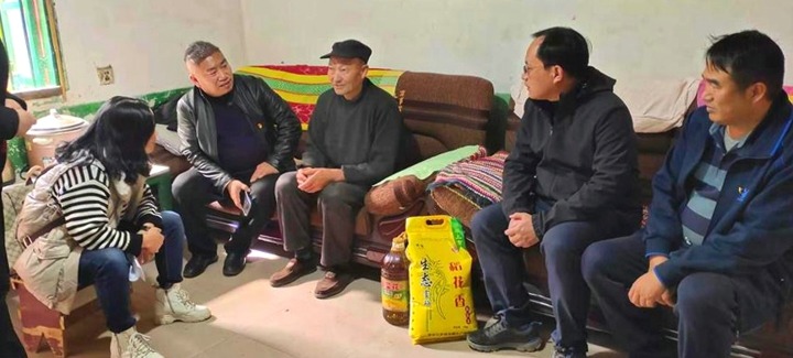 集团党委委员、副总司理张清一行到一平浪煤矿开展节前送温暖慰问活动