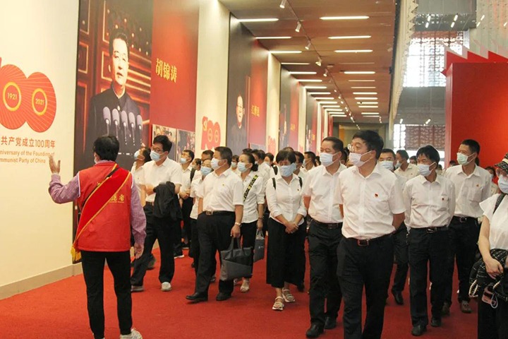 云煤（凯时娱乐人生就是博）集团党委组织宽大干部职工旅行云南省庆祝中国共产党建设100周年成绩展