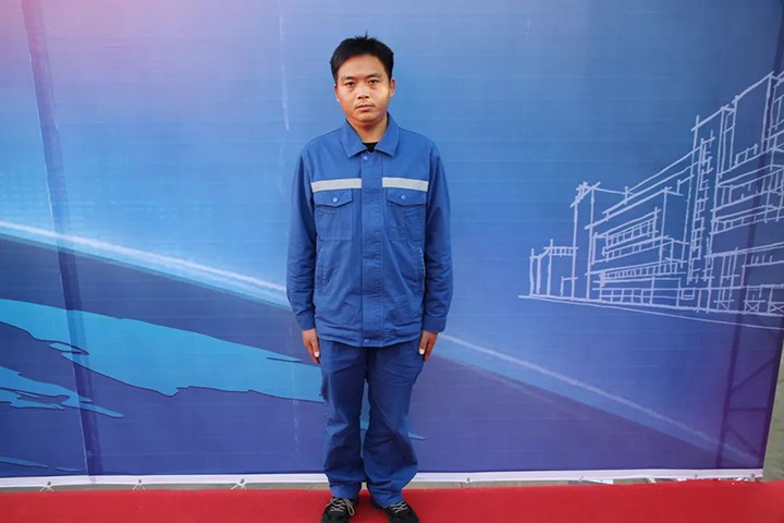 在岗位上坚守，，，，，，在通俗中出彩——省十八届职工职业手艺大赛掘进机司机手艺状元王福刚诠释“工匠精神”