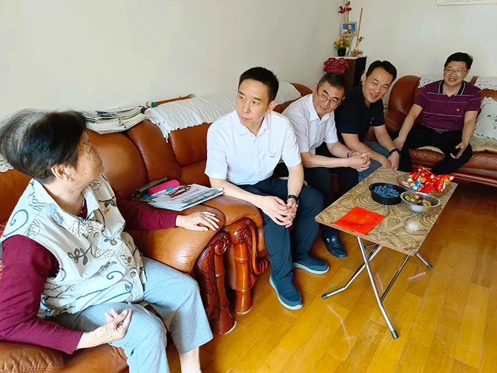 走访慰问老党员　不忘初心送眷注——云煤（凯时娱乐人生就是博）集团党委副书记、工会主席王鑫到老干党总支开展“七一”慰问活动