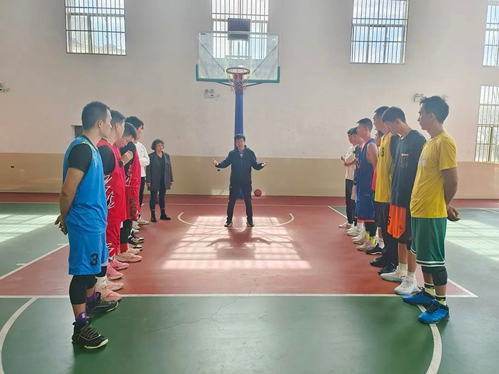 云煤（凯时娱乐人生就是博）集团享受省管企业副职待遇向导张武生到后所煤矿探望备战省运会的集团男子篮球集训队