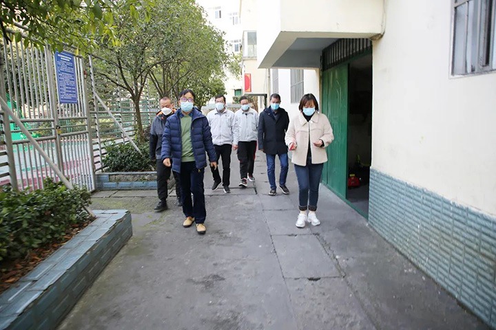 云煤（凯时娱乐人生就是博）集团党委委员、副总司理施从伟到镇雄煤业公司开展元旦、春节送温暖走访慰问活动