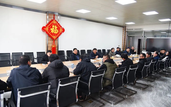 云煤（凯时娱乐人生就是博）集团党委副书记、副董事长、总司理高建嵩率包保盯守小组到恩洪煤业公司举行清静检查