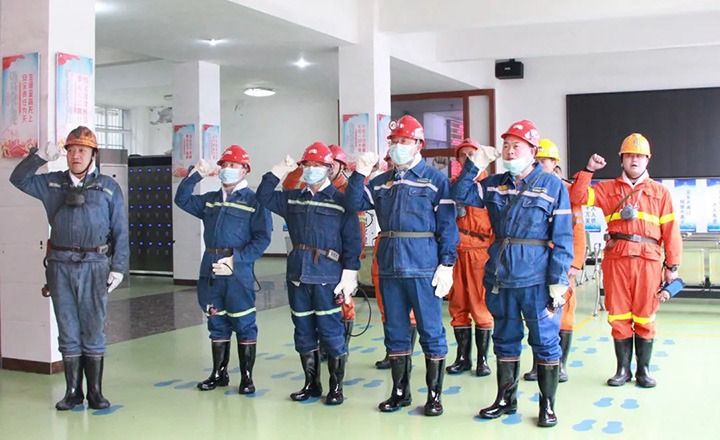 云煤（凯时娱乐人生就是博）集团专职外部董事寸延峰一行到镇雄煤业公司调研