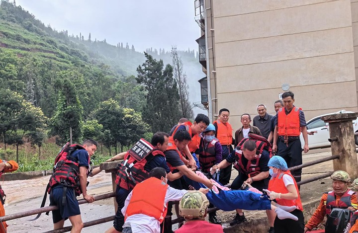 要害时刻冲在前，，，防汛抢险护平安，，，云煤集团在行动！