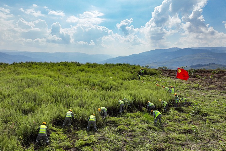 “镜”指“幕后英雄”！ 先锋煤业职工以汗水铸就责任，，，，，共绘企业生长优美蓝图