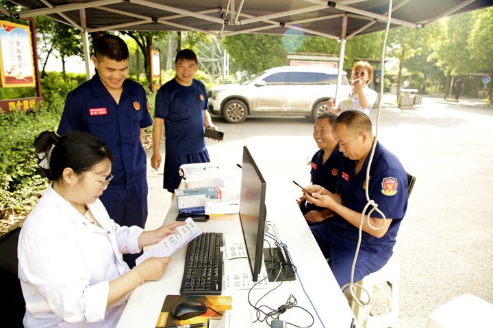 以热血为灯，，，照亮生命之路——镇雄煤业爱心献血活动暖心落幕