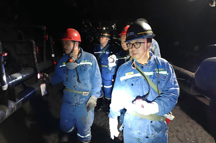 云煤集团党委委员、副总司理、总工程师施从伟一行到镇雄煤业调研指导清静生产事情