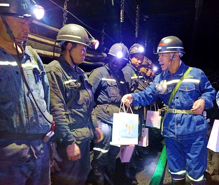 “伞”亮夏日，，，“杯”暖人心——镇雄煤业工会开展夏送清凉活动